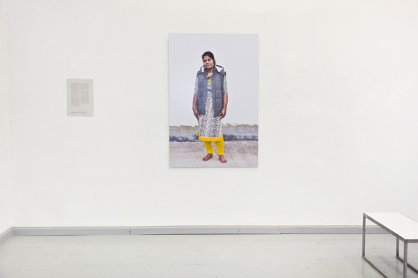 Sabrina Asche, Garments and Garment Workers (2015)  »Shahanaz Parwin«, C-print auf Alu-Dibond, 100cm x 150cm