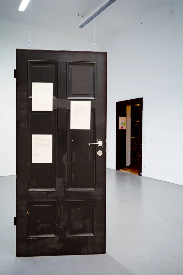 hinter ausgebauten Türen