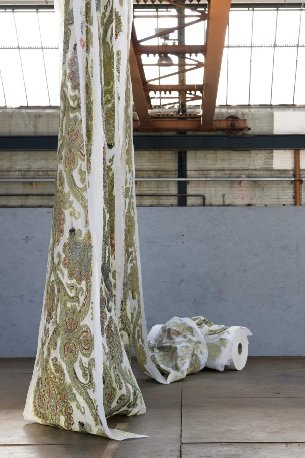 Marthe Lallemand "Lallemand-e I Die Deutsche" 4-farbig, 8 Schichten. Siebdruck und Hochdruck auf Teepapier, Acryl auf Papier und Stempel Techne Sphere-Kirow. Meisterschuler*innen-Abschluss. Leipzig 2024