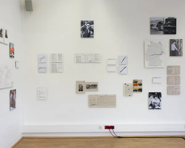 Fotografien, Zeitzeugenzitate, Archivmaterial aus dem Stasiunterlagenarchiv, Buchreproduktionen, Werbeprospekt und Foundfootage aus dem Internet gedruckt auf Hahnemühle Photoluster 260 g/m2 und Hahnemühle PhotoRagS-atin kaschiert auf Alu-Diliteplatte