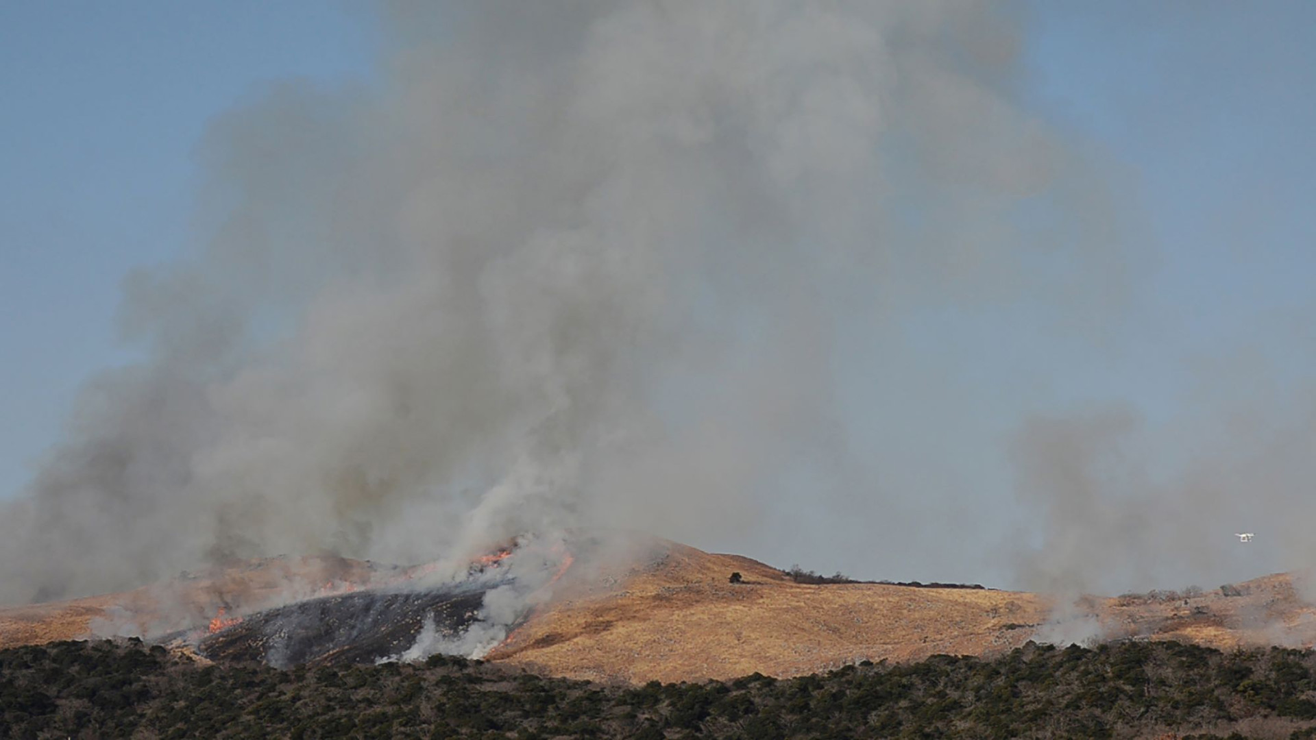 Foto eines in Flammen stehenden Hügels