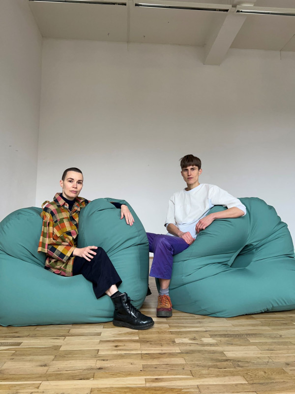 Jule Flierl und Anna Zett setzen neue Impluse in der Klasse für performative Künste