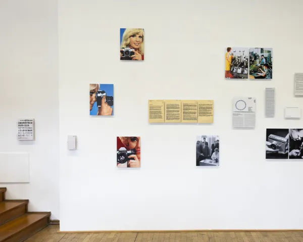 Fotografien, Zeitzeugenzitate, Archivmaterial aus dem Stasiunterlagenarchiv, Buchreproduktionen, Werbeprospekt und Foundfootage aus dem Internet gedruckt auf Hahnemühle Photoluster 260 g/m2 und Hahnemühle PhotoRagS-atin kaschiert auf Alu-Diliteplatte