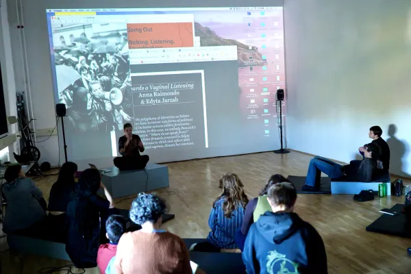 Performing Public Spheres mit Edka Jarząb und Azadeh Ganjeh
