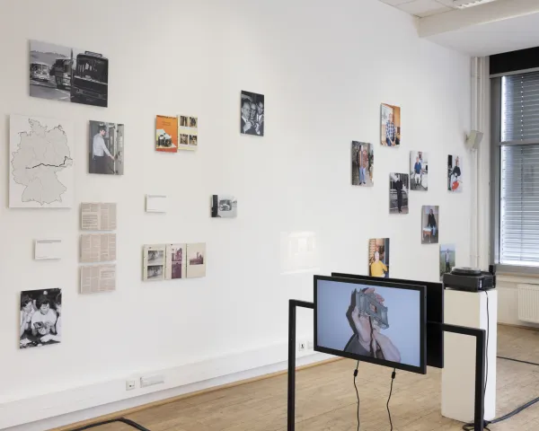 Fotografien, Zeitzeugenzitate, Archivmaterial aus dem Stasiunterlagenarchiv, Buchreproduktionen, Werbeprospekt und Foundfootage aus dem Internet gedruckt auf Hahnemühle Photoluster 260 g/m2 und Hahnemühle PhotoRagS-atin kaschiert auf Alu-Diliteplatte