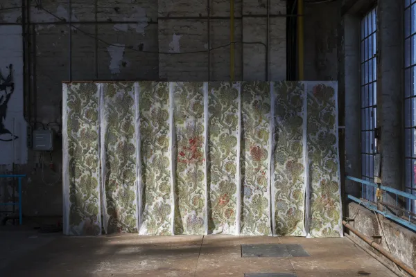 Marthe Lallemand "Lallemand-e I Die Deutsche" 4-farbig, 8 Schichten. Siebdruck und Hochdruck auf Teepapier, Acryl auf Papier und Stempel Techne Sphere-Kirow. Meisterschuler*innen-Abschluss. Leipzig 2024