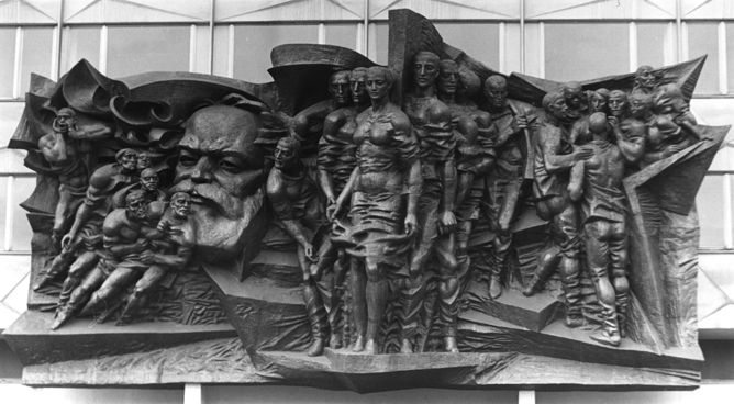 Gesamtansicht des Karl-Marx Reliefs