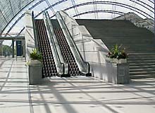 Daniel Buren - "Das Auf und Ab der Farbe", Rauminstallation